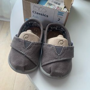 Toms Infant Classics size Tiny 2